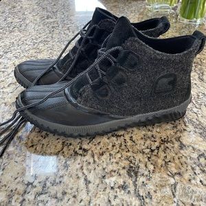 Sorel fall/winter duck boots. Black. Waterproof sole and base. Women’s 9.5.